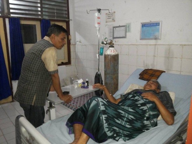 Cawabup Arzanil membezuk warga yang sakit